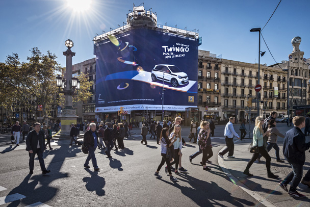 Foto: Lona publicitaria de gran formato. Campaña: Muévete con libertad, Renault Twingo.