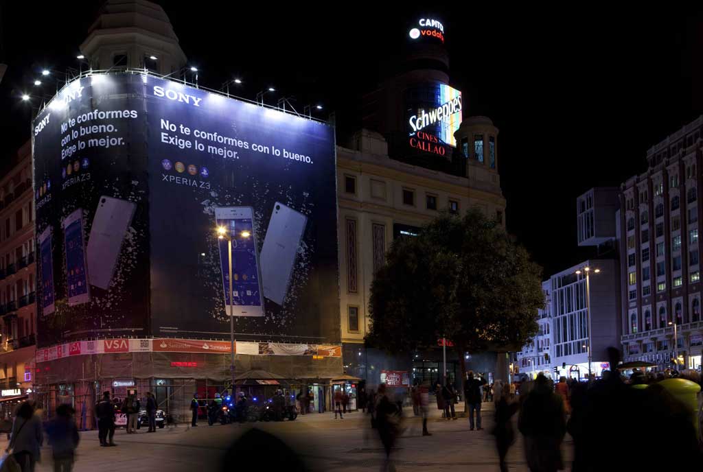 lona-publicitaria-madrid-callao-sony-xperia-z-3-noche-vsa-comunicacion