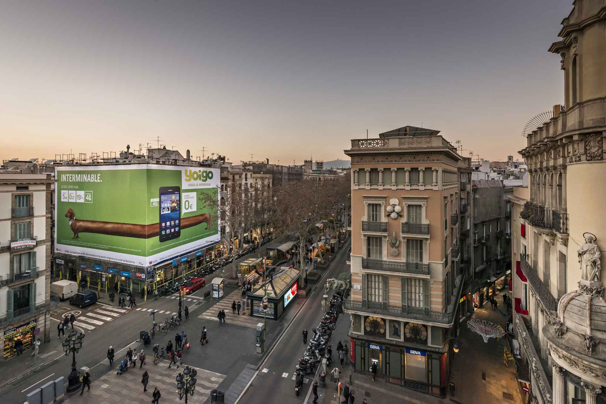Publicidad Exterior-Lona Publicitaria-Marketing Espectacular-YOIGO-Ramblas-Barcelona