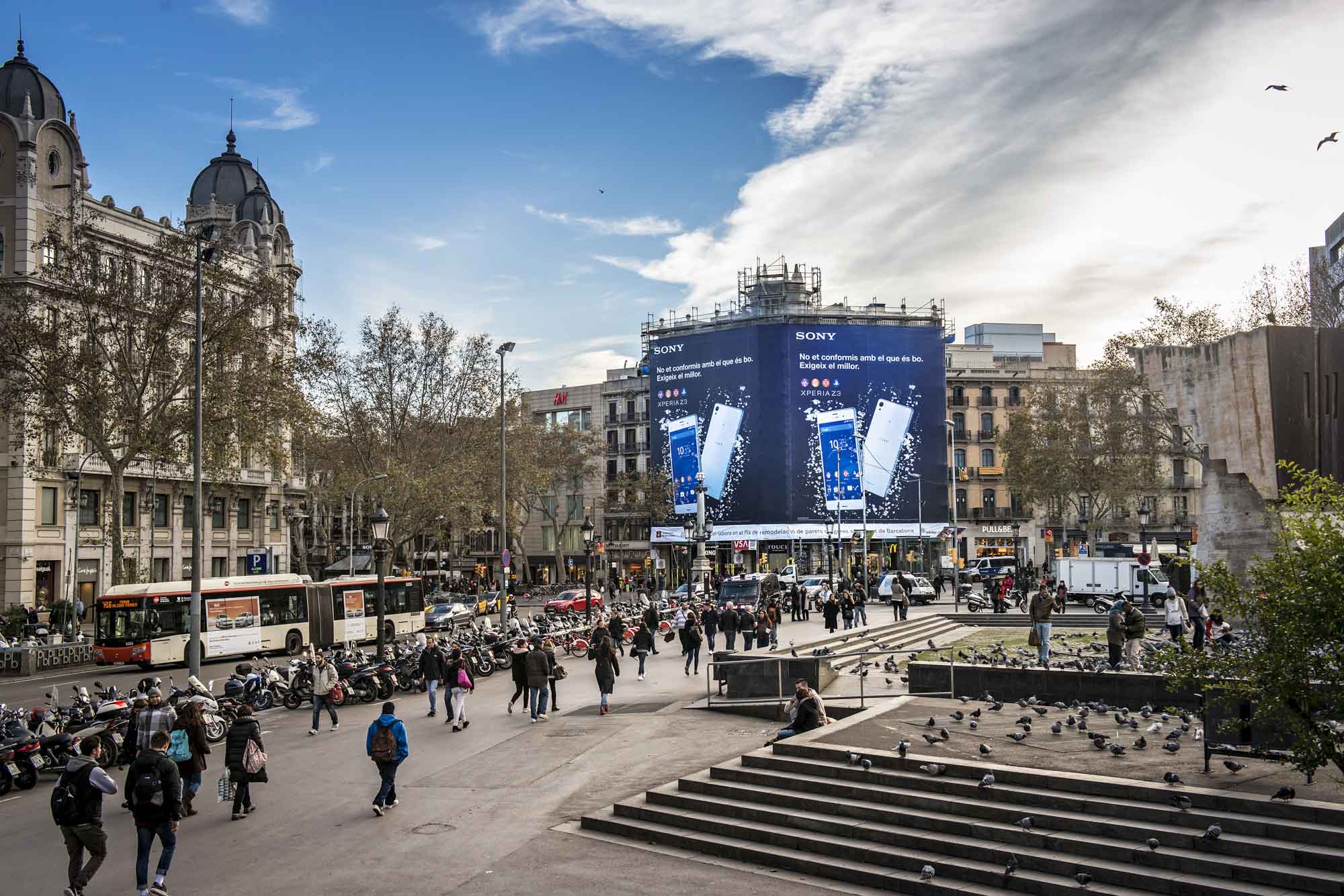 lona-publicitaria-barcelona-sony-xperia-z-3-dia-vsa-comunicacion