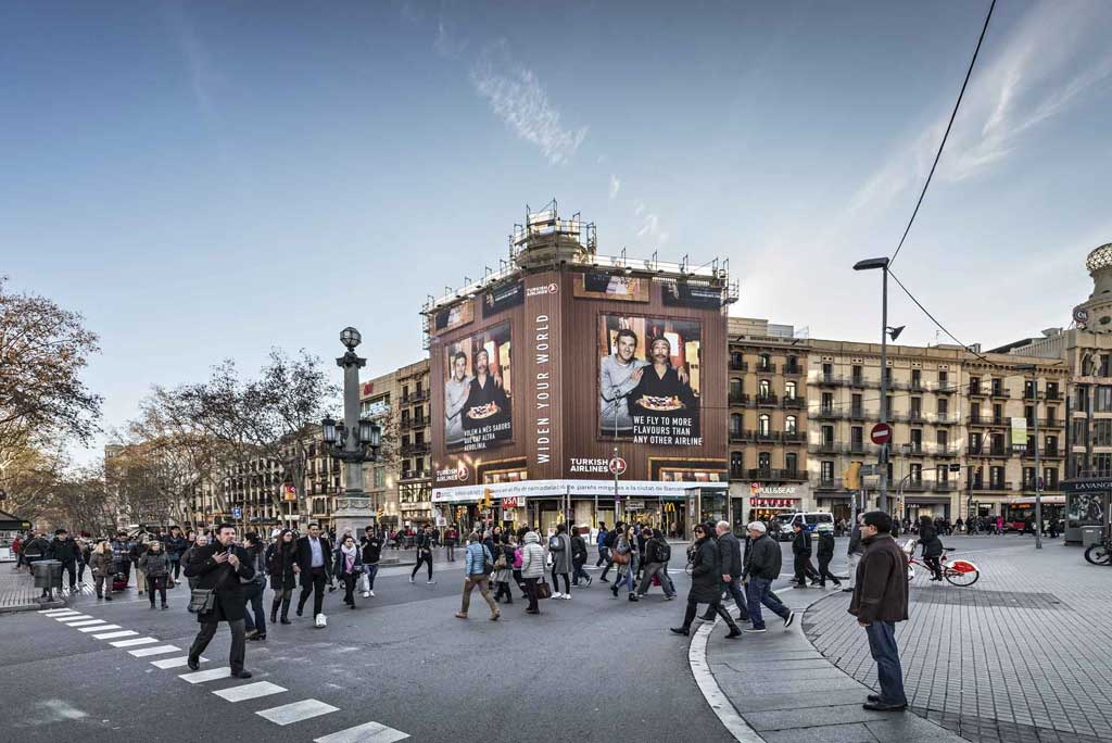 lona-publicitaria-barcelona-turkish-airlines-messi-drogba-vsa-comunicacion
