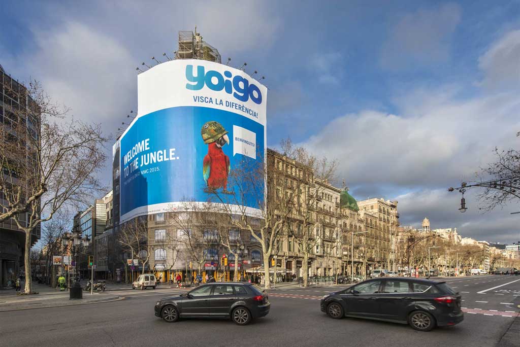 lona-publicitaria-barcelona-yoigo-paseo-de-gracia-vsa-comunicacion