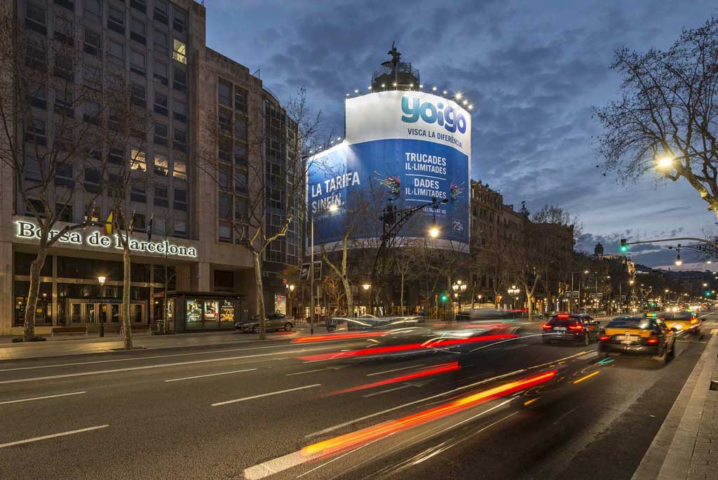 lona-publicitaria-barcelona-yoigo-tarifa-sin-fin-paseo-de-gracia-vsa-comunicacion