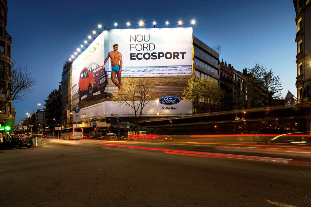 Publicidad Exterior: Lona Publicitaria para el Nuevo Ford Ecosport, ubicada en la fachada de un céntrico edificio de Madrid
