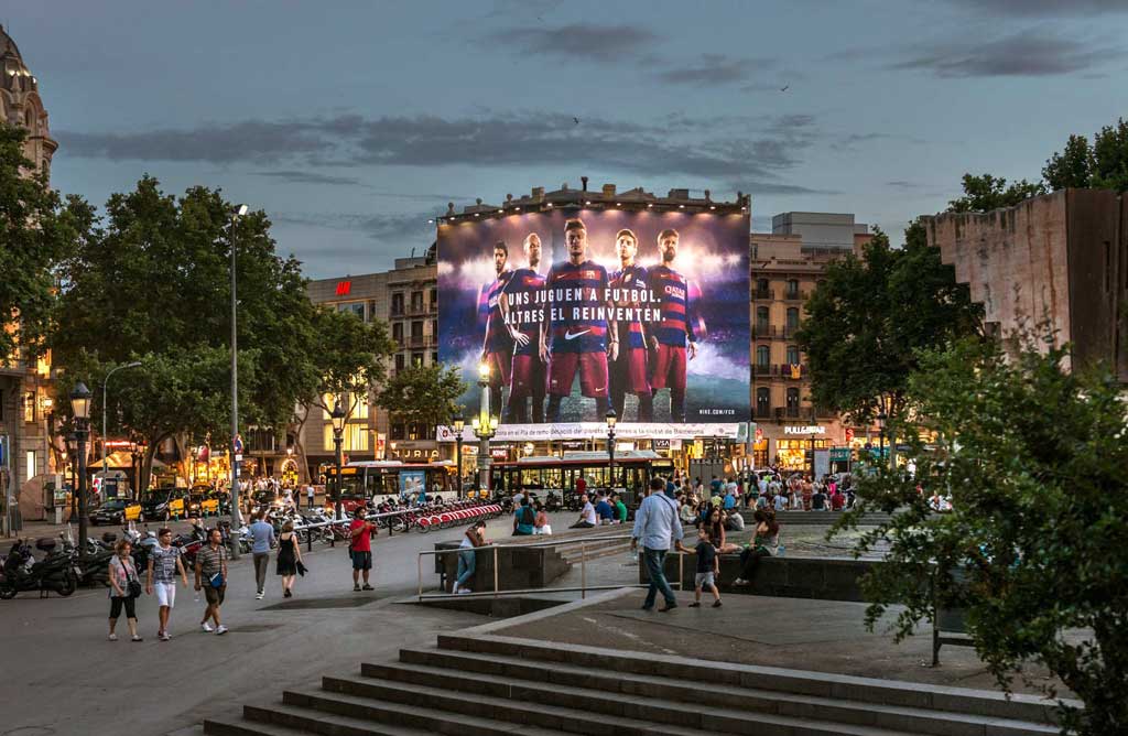 lona-publicitaria-barcelona-nike-pelayo-noche-vsa-comunicacion