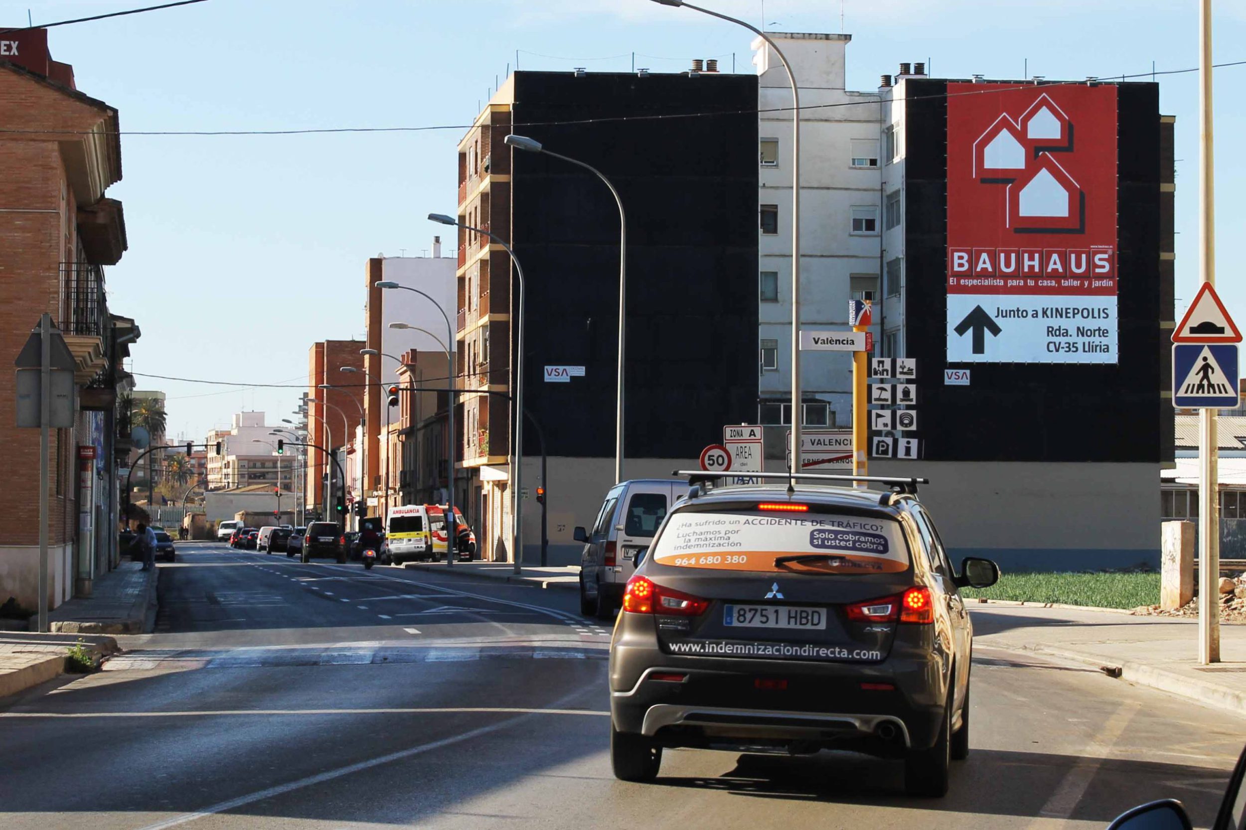 pym-medianera-publicidad-exterior-bauhaus-constitucion-cerca-valencia-vsa-comunicacion
