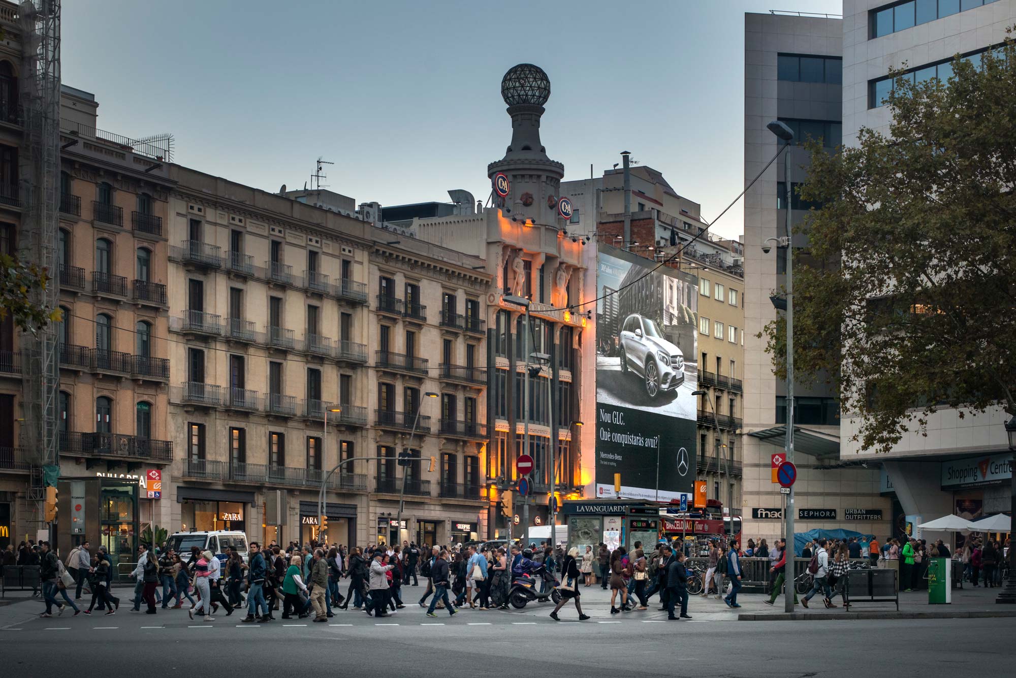 lona-publicitaria-barcelona-mercedes-glc-pelayo-frontal-vsa-comunicacion