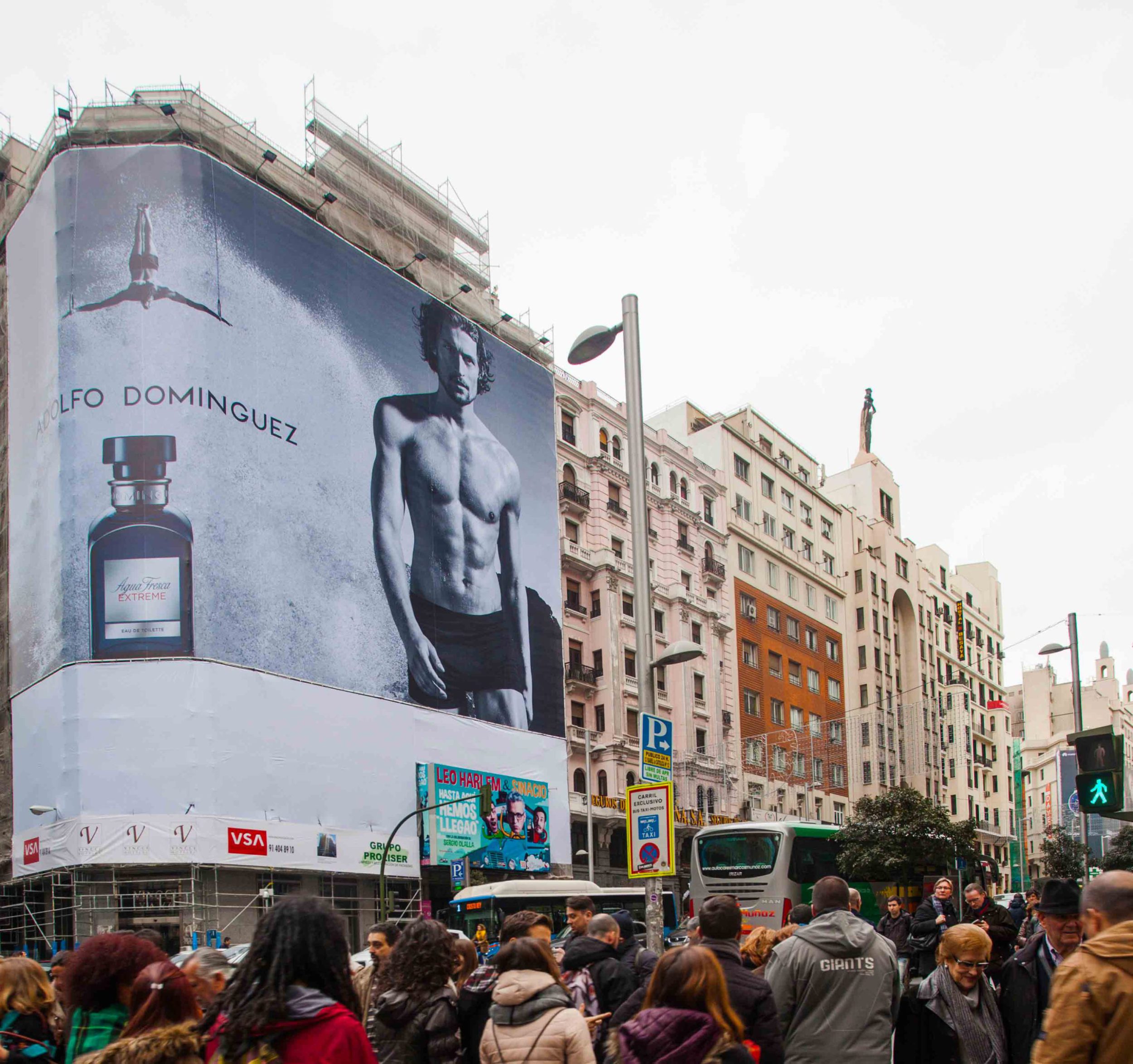 lona-publicitaria-madrid-gran-via-66-adolfo-dominguez-puig-vsa-comunicacion