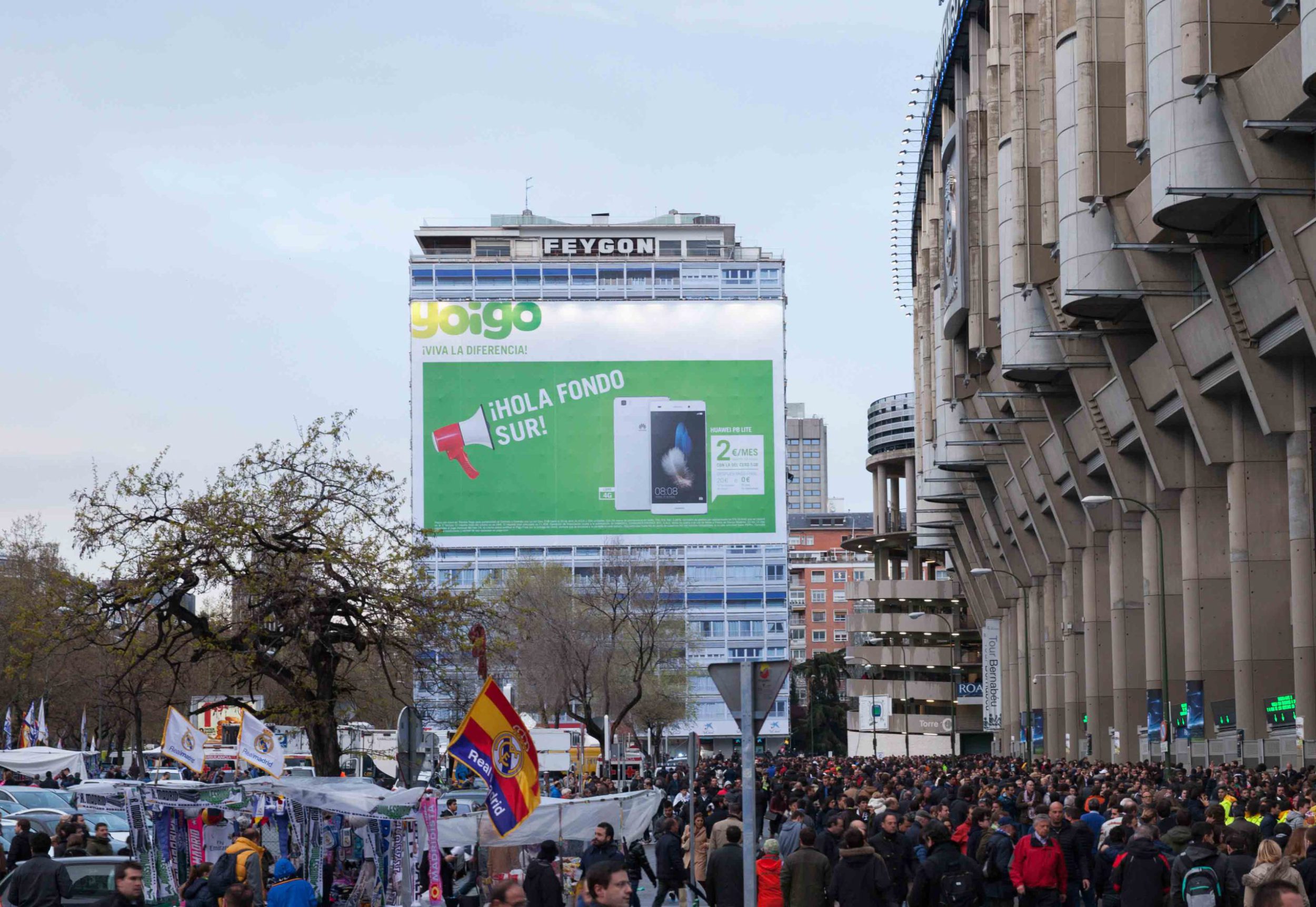 lona-publicitaria-madrid-paseo-castellana-144-feygon-sur-yoigo-bernabeu-vsa-comunicacion