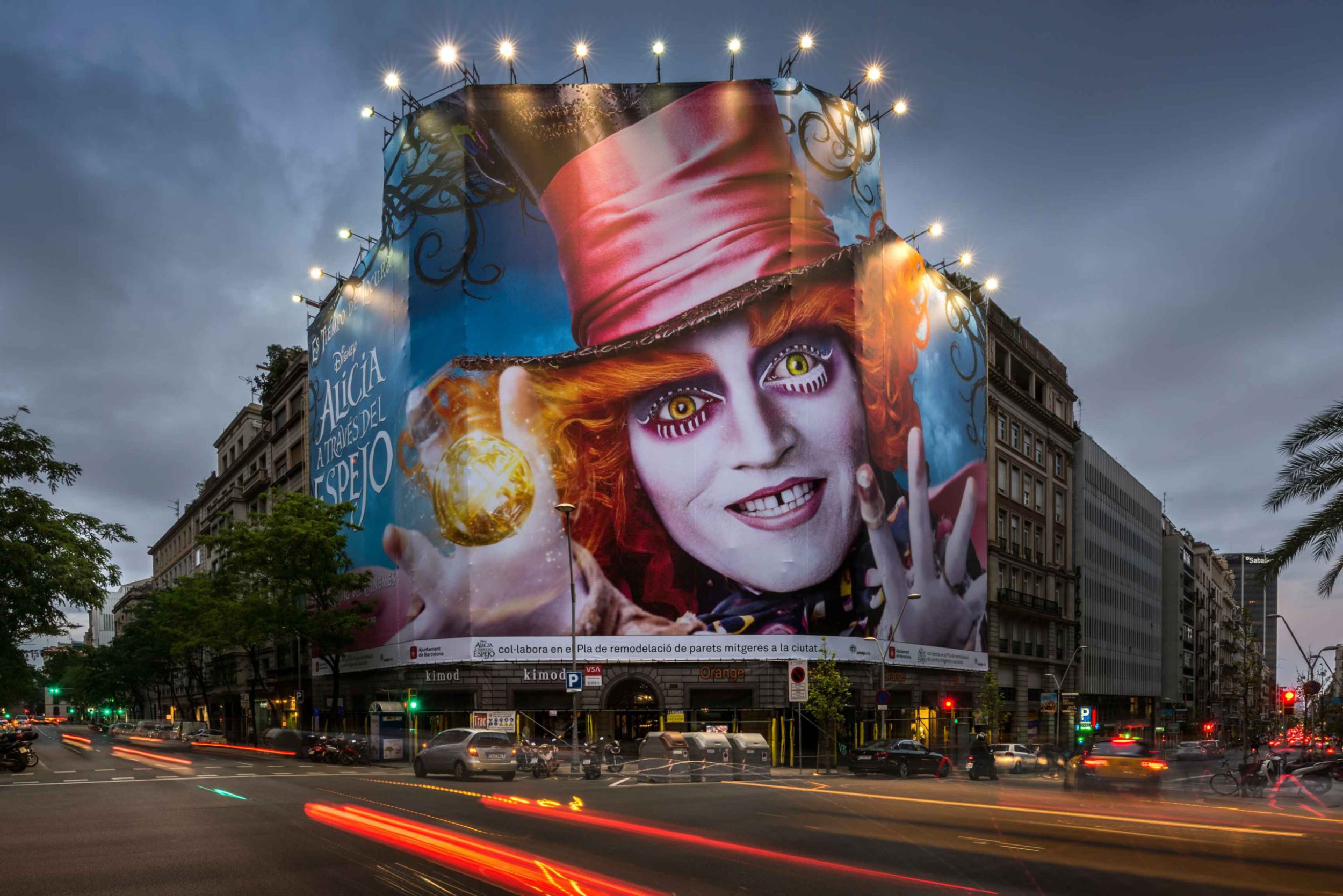 lona-publicitaria-barcelona-balmes-206-disney-alicia-a-traves-del-espejo-travessera-vsa-comunicacion