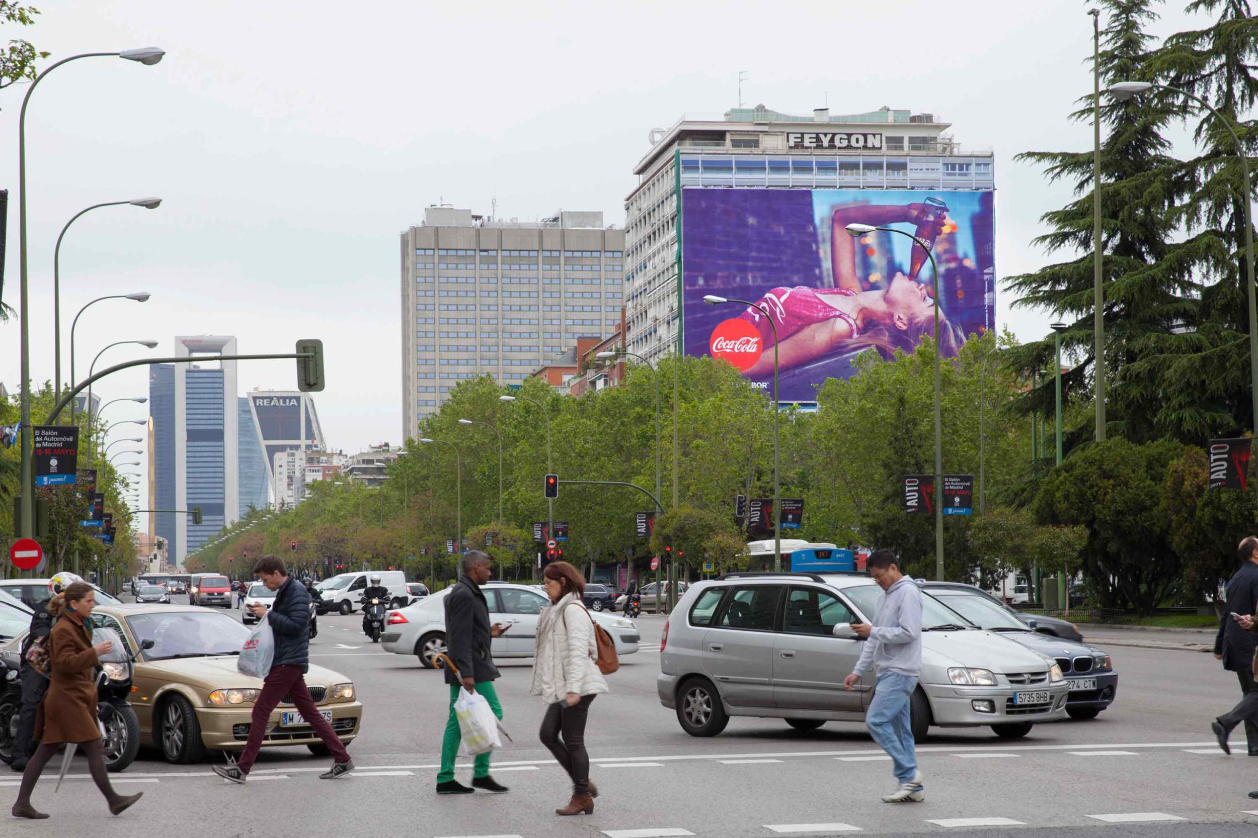 lona-publicitaria-madrid-paseo-castellana-144-feygon-sur-coca-cola-vsa-comunicacion