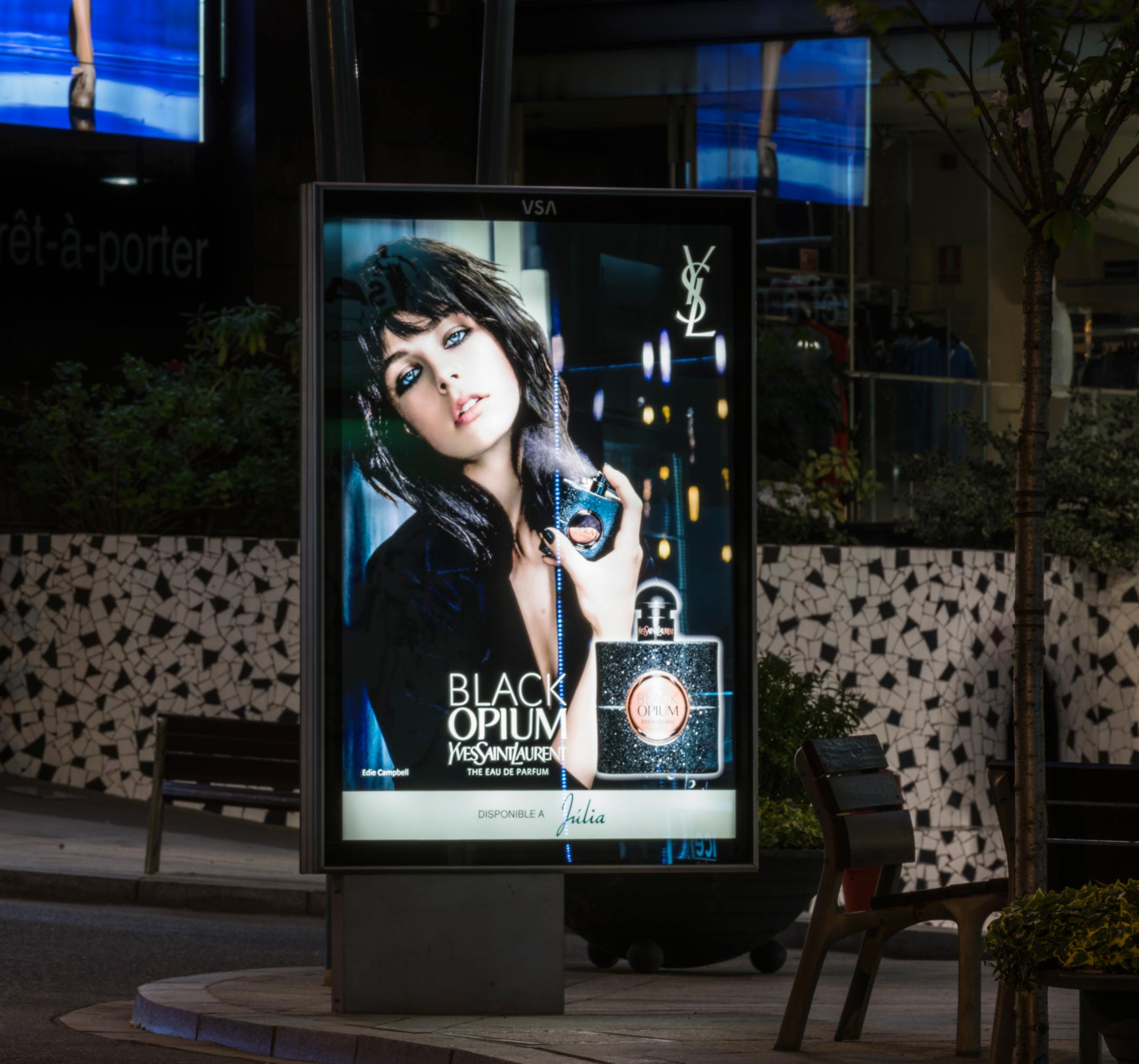 mobiliario-urbano-oppi-publicidad-exterior-black-opium-yves-saint-laurent-perfumerias-julia-andorra-vsa-comunicacion