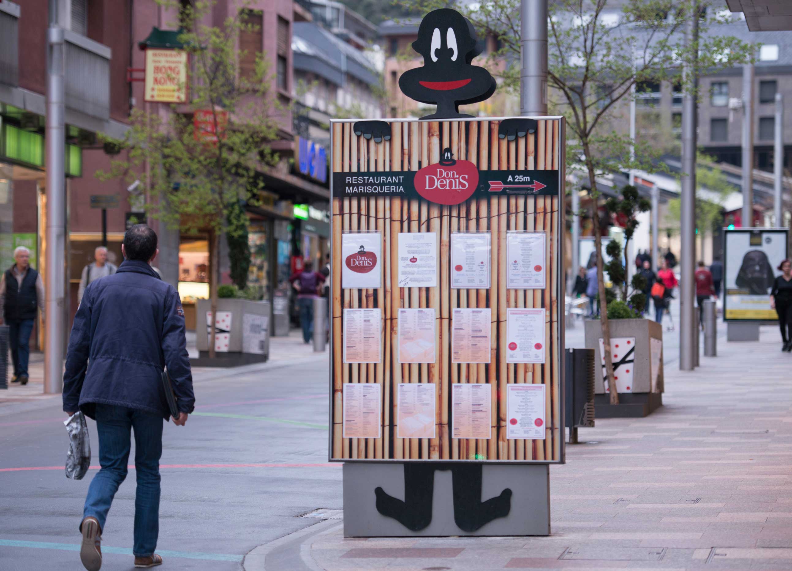mobiliario-urbano-oppi-publicidad-exterior-don-denis-andorra-vsa-comunicacion