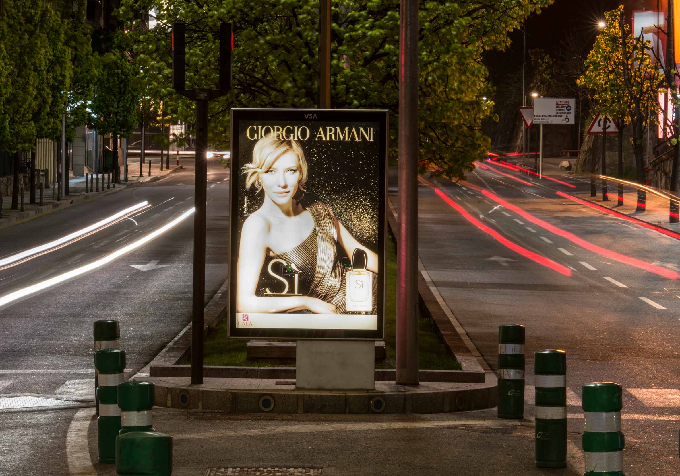 mobiliario-urbano-oppi-publicidad-exterior-perfumerias-gala-si-giorgio-armani-noche-andorra-vsa-comunicacion