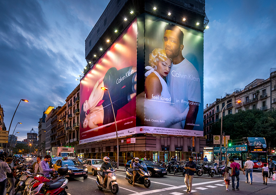 lona-publicitaria-barcelona-balmes-1-calvin-klein-vsa-comunicacion