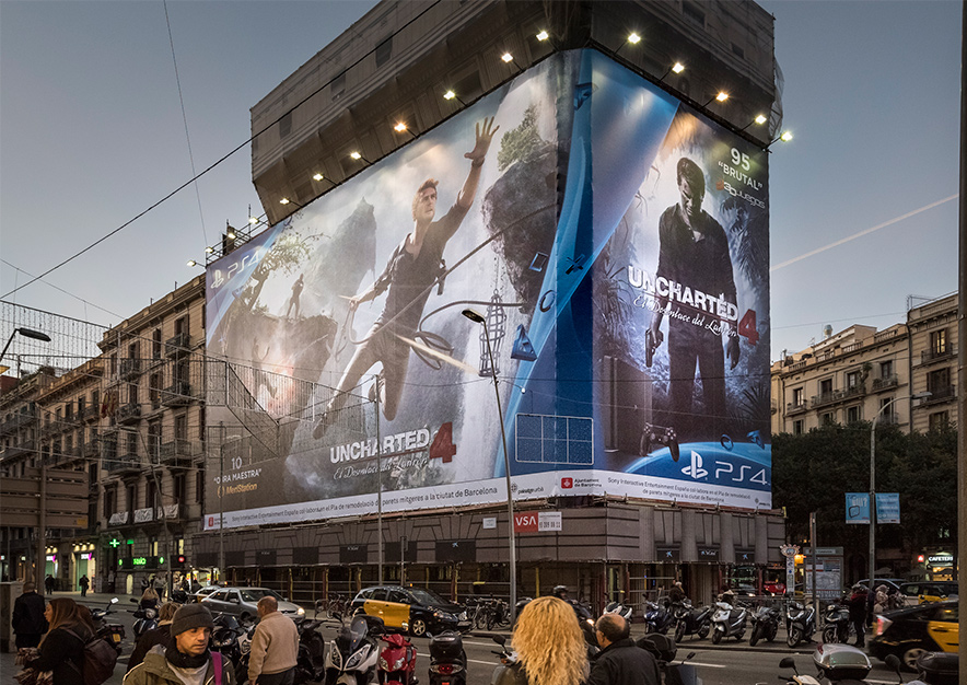 lona-publicitaria-barcelona-balmes-1-play-station-4-uncharted-4-vsa-comunicacion