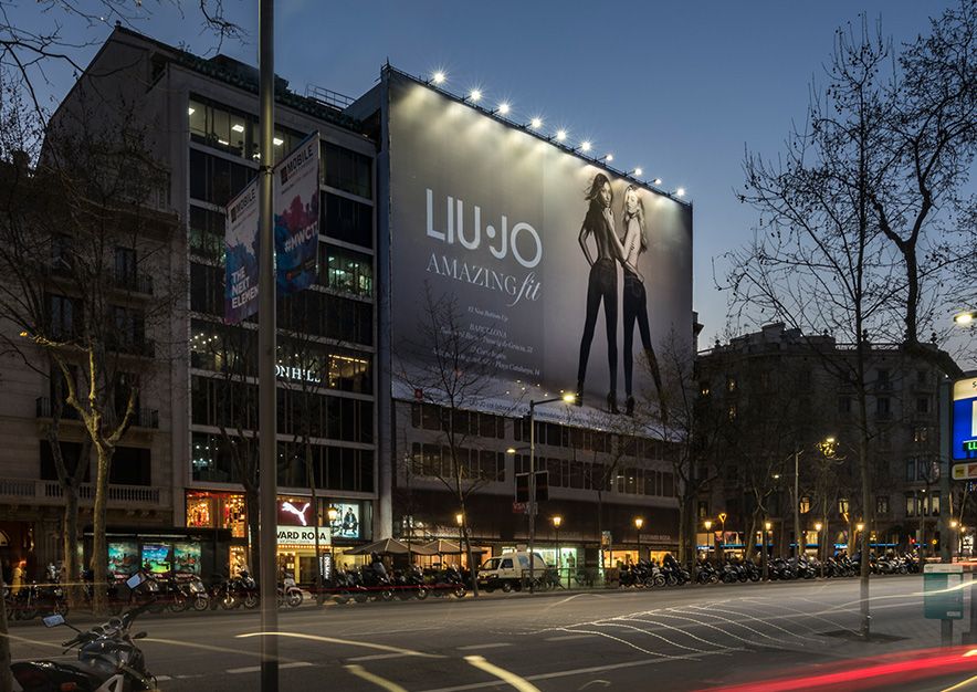 lona-publicitaria-barcelona-paseo-de-gracia-55-liu-jo-noche-vsa-comunicacion