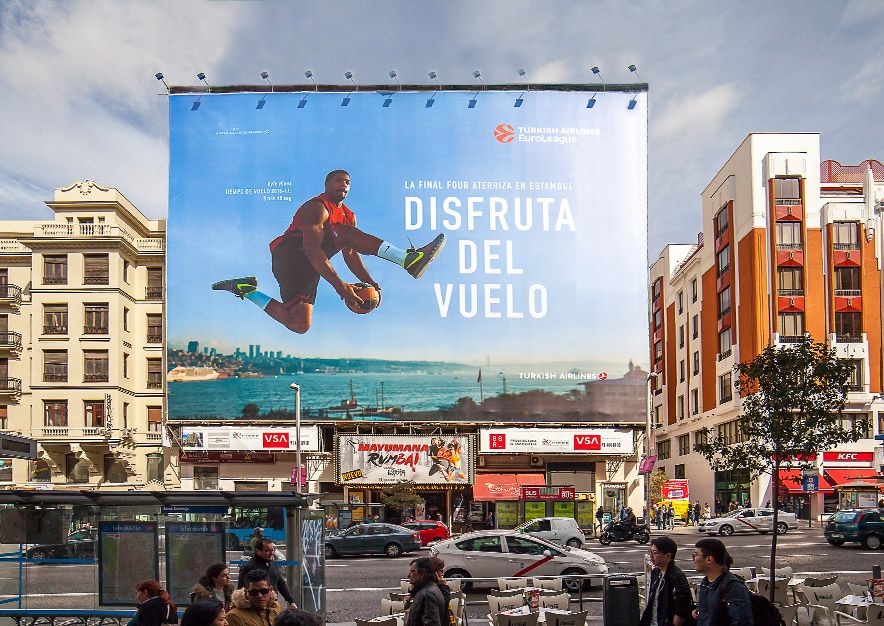 lona-publicitaria-madrid-gran-via-54-turkish-airlines-dia-vsa-comunicacion