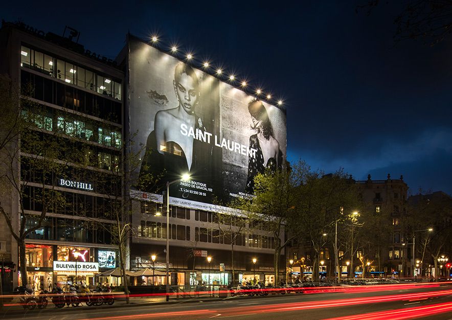 lona-publicitaria-barcelona-paseo-de-gracia-55-saint-laurent-noche-vsa-comunicacion