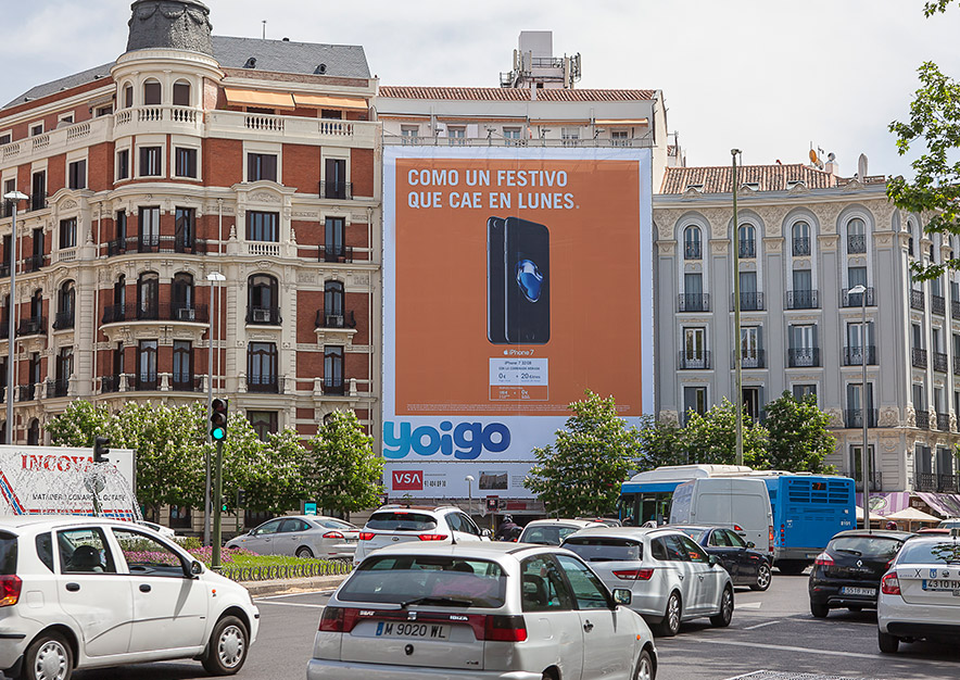 lona-publicitaria-madrid-plaza-alonso-martinez-6-yoigo-dia-vsa-comunicacion