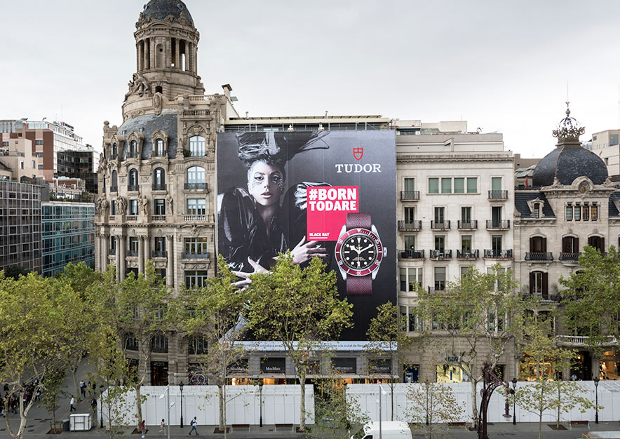 lona-publicitaria-barcelona-paseo-de-gracia-23-tudor-slide-2-vsa-comunicacion