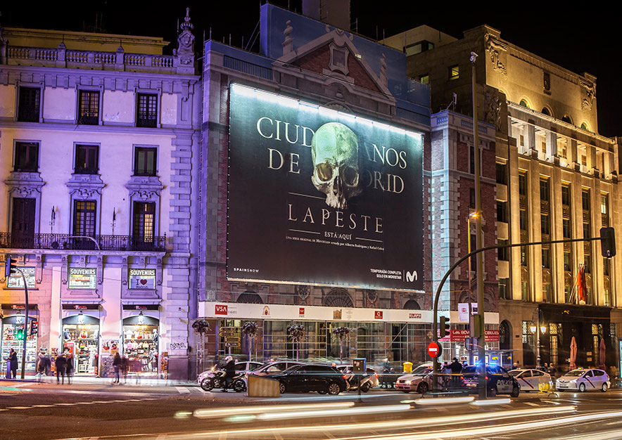 lona-publicitaria-barcelona-alcala-43-la-peste-movistar-+-noche-vsa-comunicacion