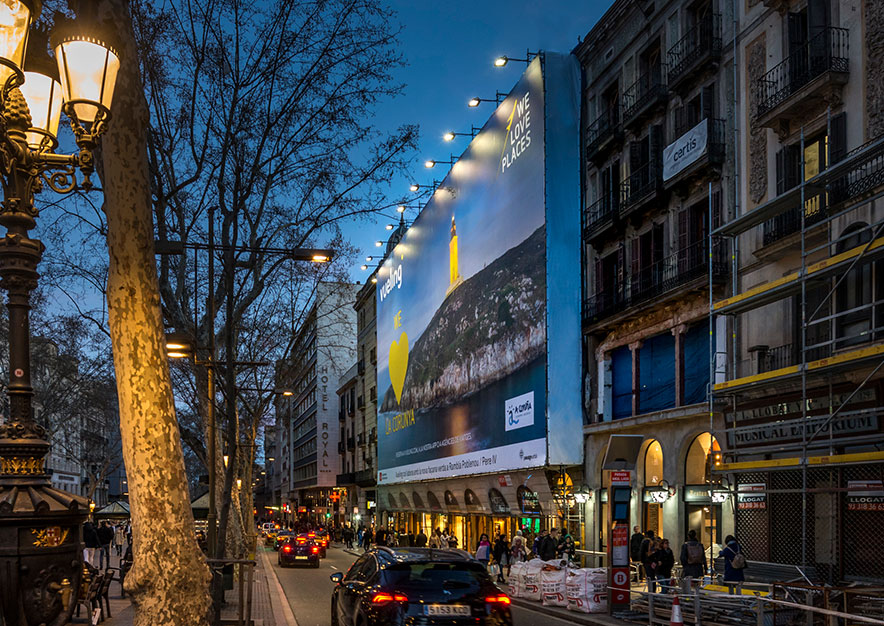 lona-publicitaria-barcelona-ramblas-125-vueling-la-coruna-noche-vsa-comunicacion