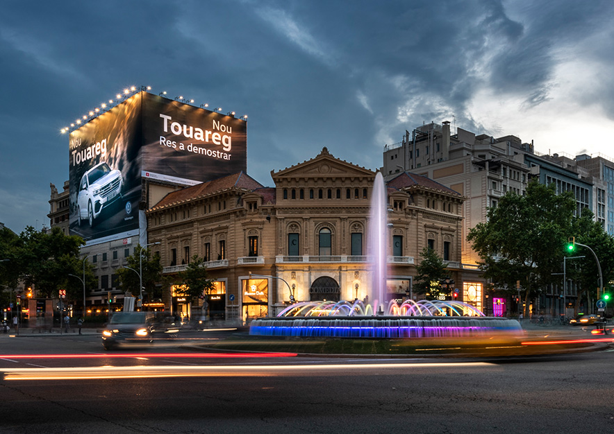 lona-publicitaria-barcelona-gran-via-corts-catalanes-605-volkswagen-vw-touareg-noche-vsa-comunicacion