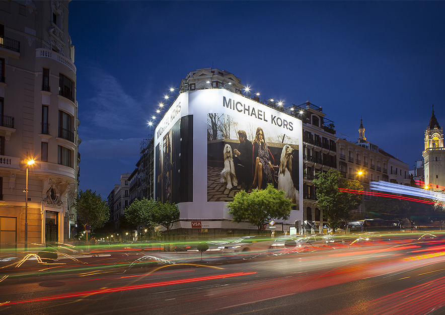 lona-publicitaria-madrid-alcala-75-michaelkors-noche-vsa-comunicacion