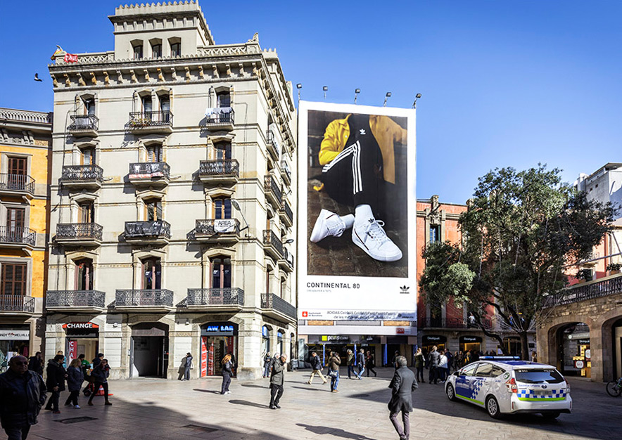 lona-publicitaria-barcelona-puerta-del-angel-adidas-dia-2-vsa-comunicacion