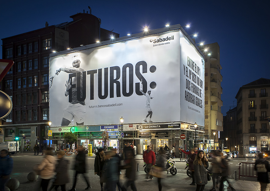 lona-publicitaria-madrid-mayor-44-banco-sabadell-noche-vsa-comunicacion
