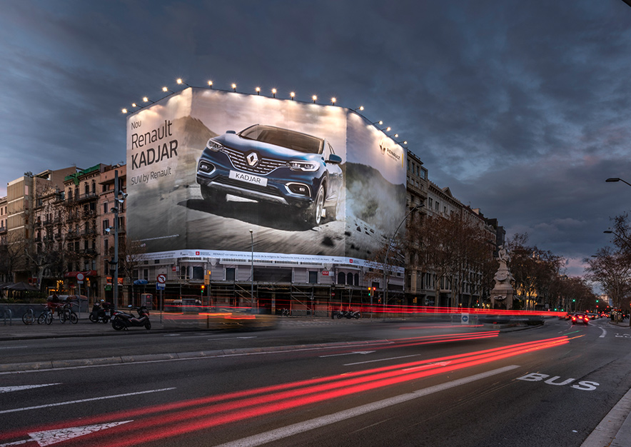 lona-publicitaria-barcelona-gran-via-635-renault-kadjar-noche-3-vsa-comunicacion