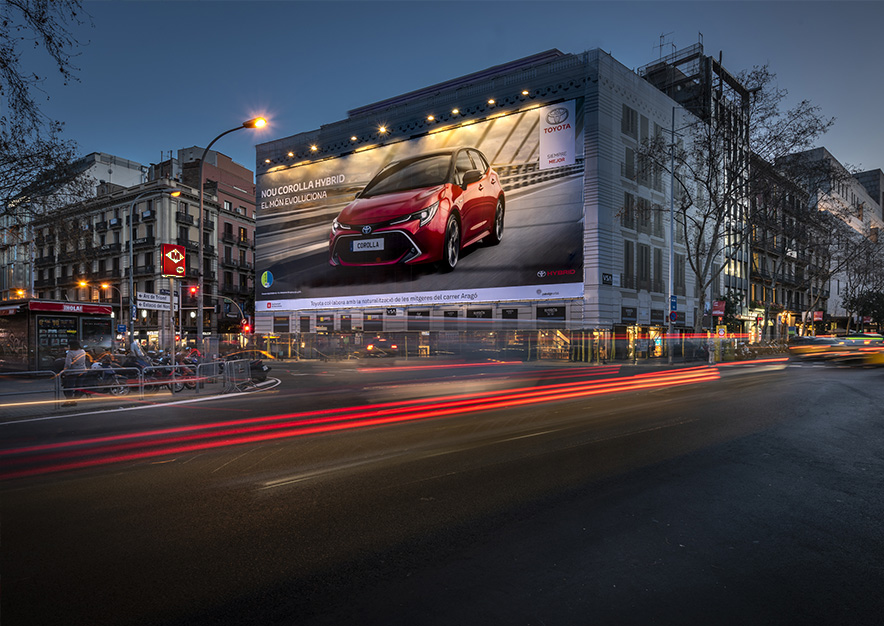 lona-publicitaria-barcelona-plaza-urquinaona-12-toyota-noche-vsa-comunicacion
