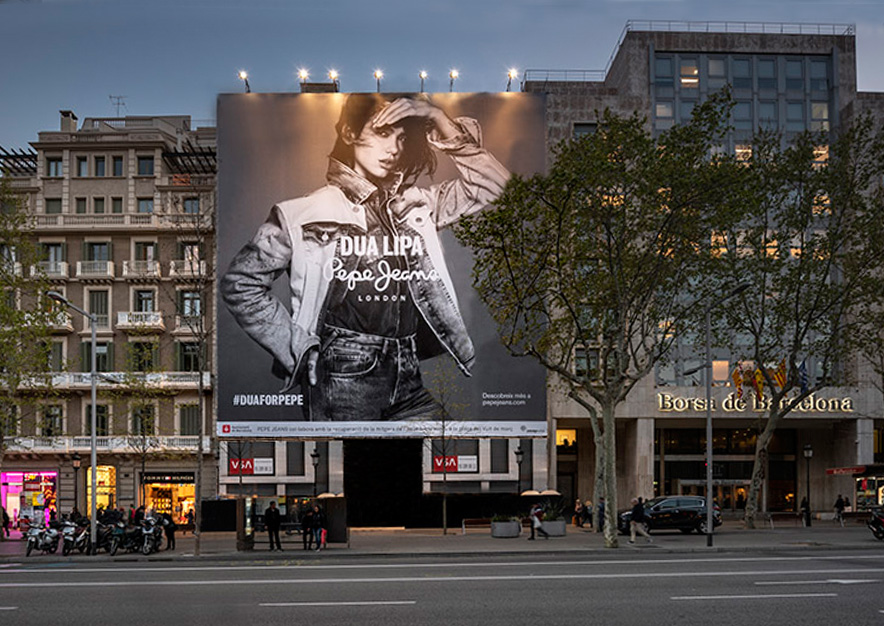 lona-publicitaria-barcelona-paseo-de-gracia-17-pepe-jeans-noche-2-vsa-comunicacion