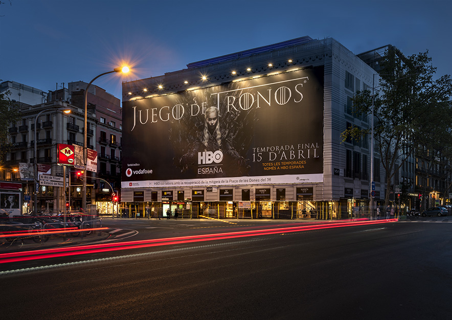 lona-publicitaria-barcelona-plaza-urquinaona-12-hbo-juego-de-tronos-noche-2-vsa-comunicacion