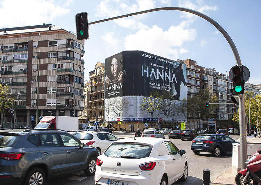 lona-publicitaria-madrid-general-pardinas-107-amazon-hanna-abril-dia-vsa-comunicacion