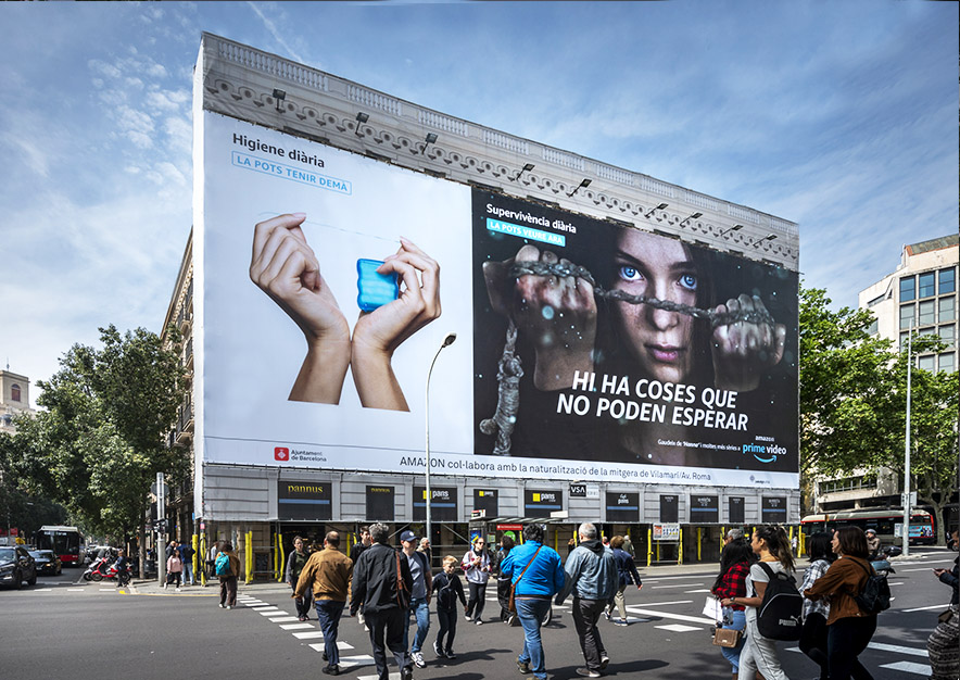 lona-publicitaria-barcelona-plaza-urquinaona-12-amazon-prime-hanna-dia-vsa-comunicacion