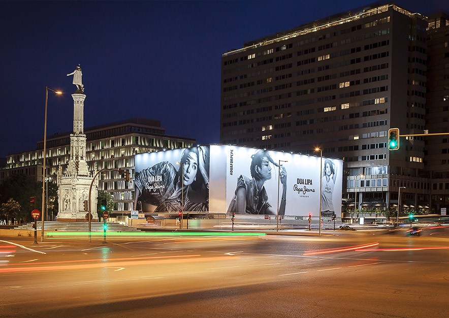 lona-publicitaria-madrid-plaza-colon-mayo-pepe-jeans-noche-2-vsa-comunicacion