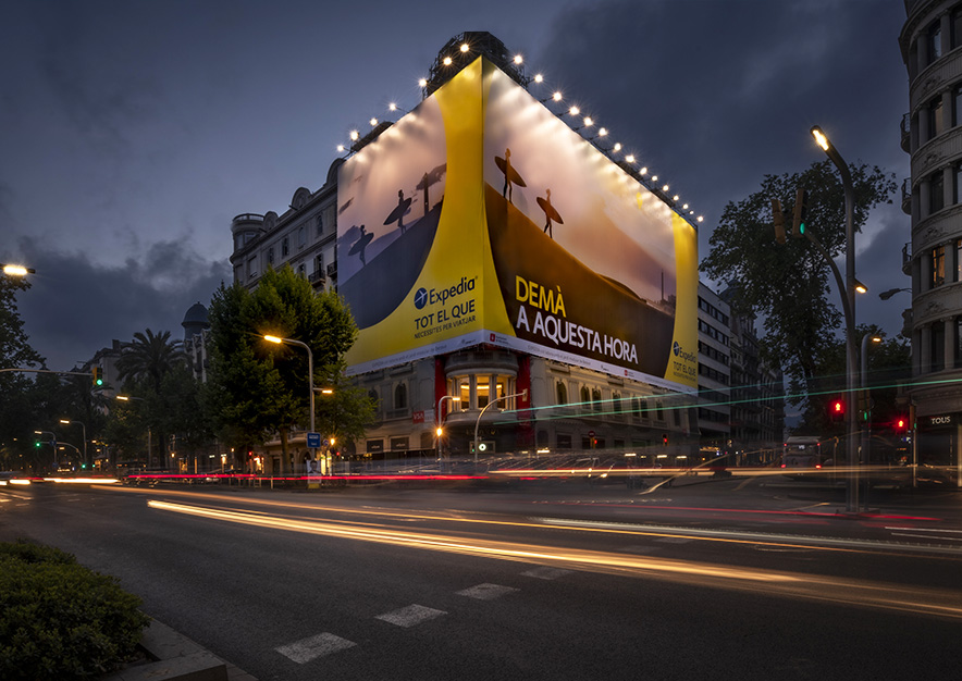 lona-publicitaria-barcelona-avenida-diagonal-482-expedia-noche-vsa-comunicacion