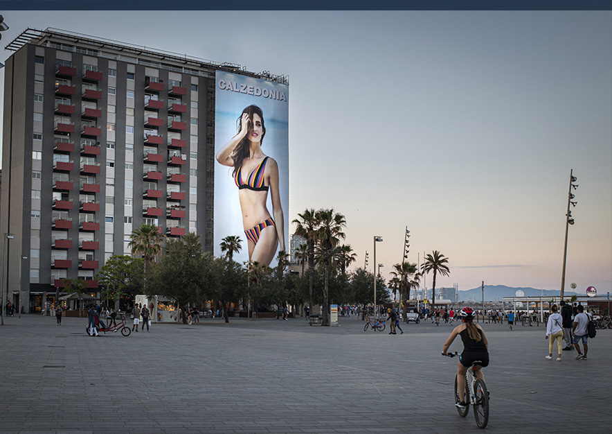 lona-publicitaria-barcelona-plaza-del-mar-1-calzedonia-2-noche-vsa-comunicacion