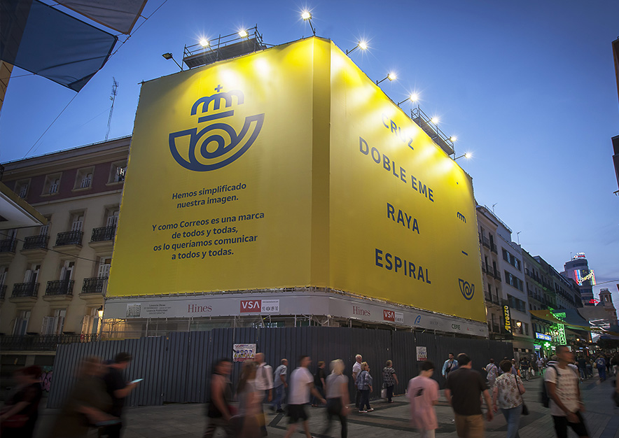 lona-publicitaria-madrid-preciados-13-correos-noche-vsa-comunicacion