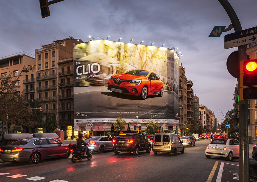 lona-publicitaria-barcelona-balmes-64-renault-clio-noche-vsa-comunicacion