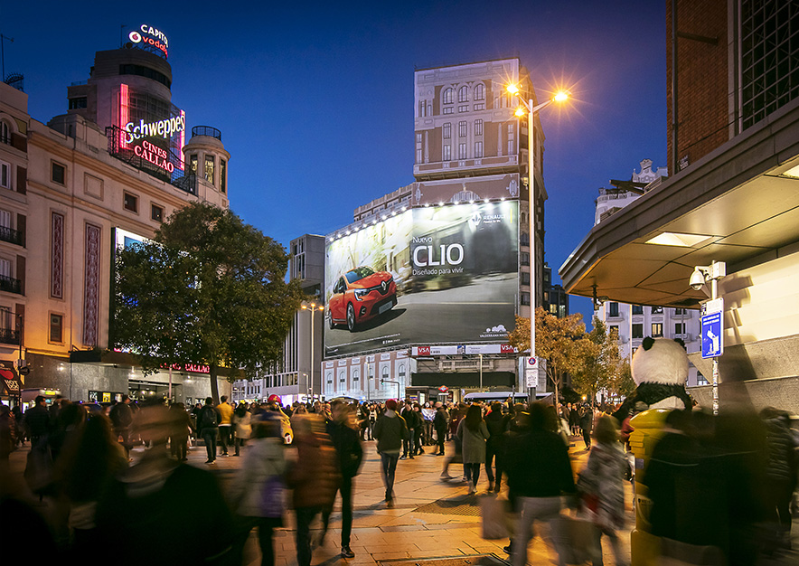 lona-publicitaria-madrid-gran-via-46-renault-noche-vsa-comunicacion