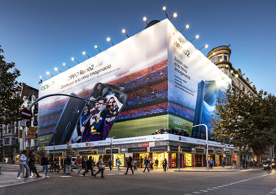 lona-publicitaria-barcelona-avenida-diagonal-490-oppo-noche-vsa-comunicacion