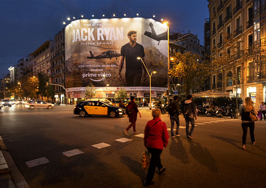 lona-publicitaria-barcelona-balmes-64-amazon-noche-vsa-comunicacion