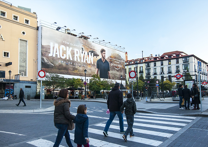 lona-publicitaria-madrid-plaza-isabel-8-amazon-dia-vsa-comunicacion