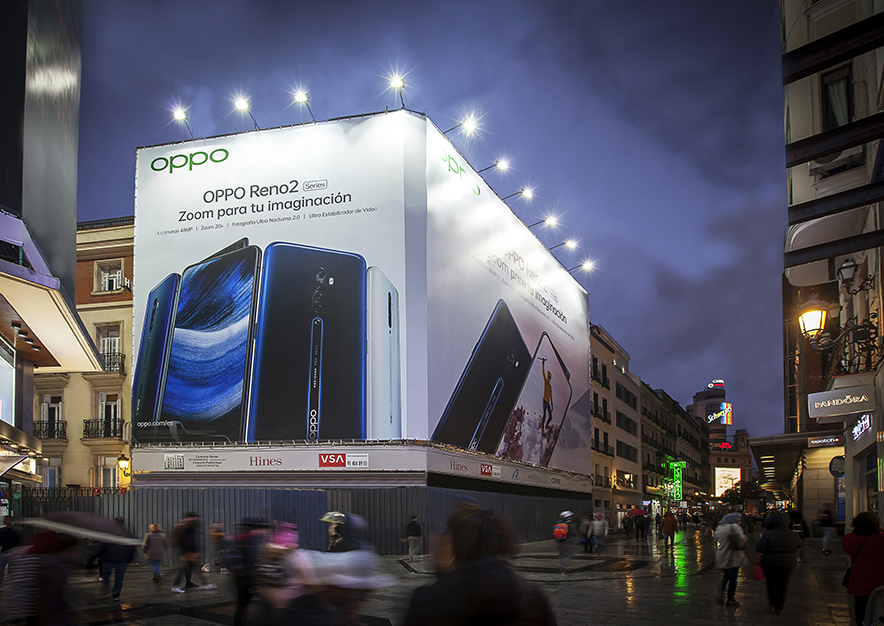 lona-publicitaria-madrid-preciados-13-oppo-noche-vsa-comunicacion