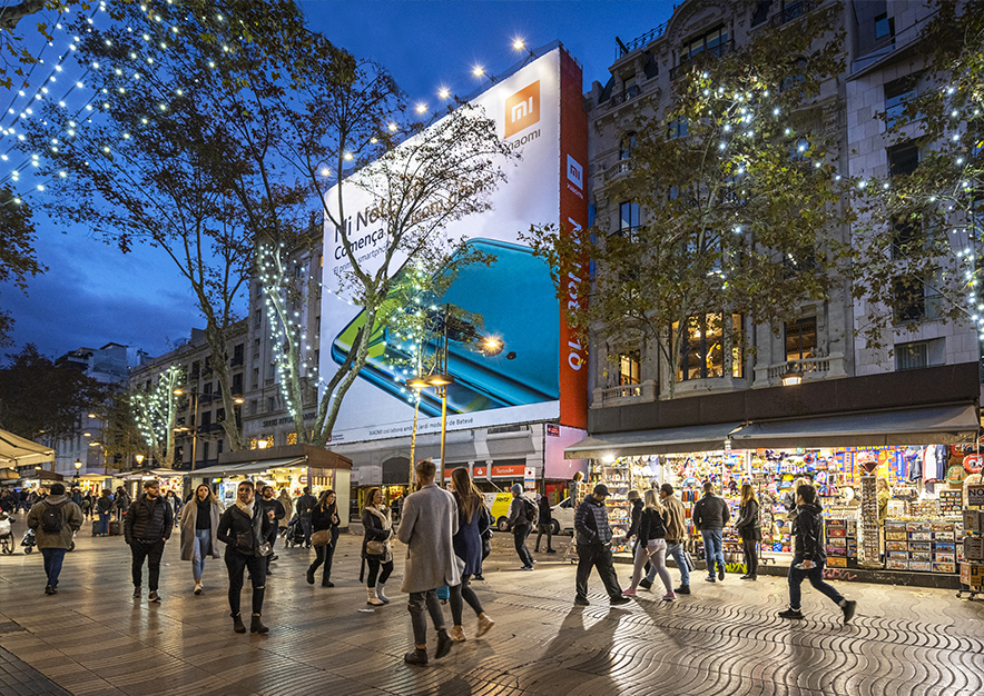 lona-publicitaria-barcelona-ramblas-126-xiaomi-noche-vsa-comunicacion