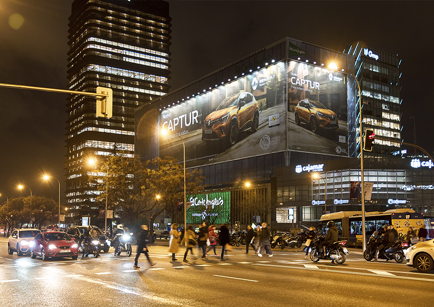 lona-publicitaria-madrid-paseo-castellana-enero-renault-noche-vsa-comunicacion