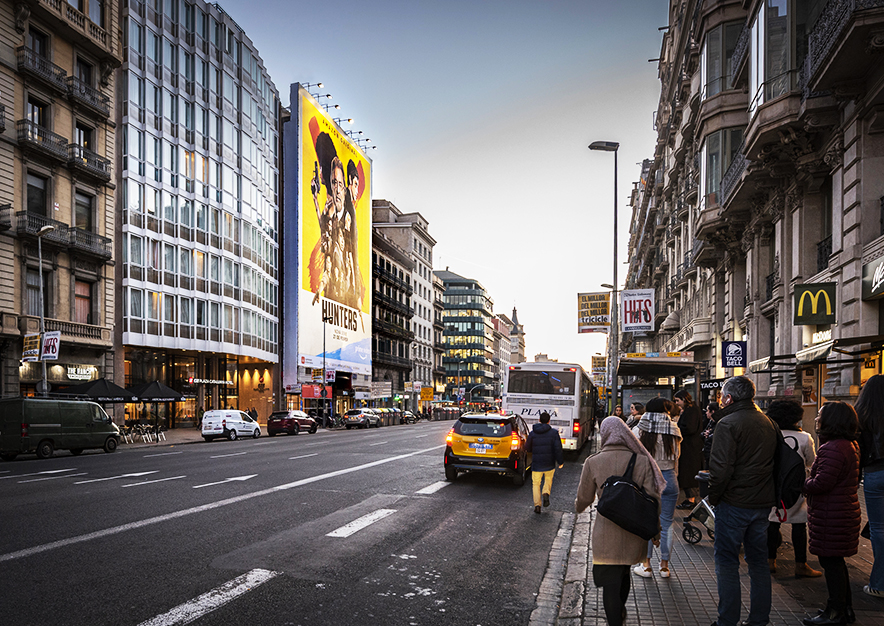 lona-publicitaria-barcelona-ronda-universidad-16-amazon-hunters-febrero-noche-vsa-comunicacion